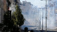 Hujan gas air mata di Bethlehem. Mussa Qawasma/Reuters.