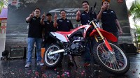 Dealer Head of Development Area Tangerang Stefanus H Wiranata, Group Head Corporate Communication, Head of Technical Service Function Wahana Taufiqurrohman, Head of Marketing Wahana Ario, dan Head of Marketing Communication Andra Friyandana memperkenalkan Honda CRF150L kepada masyarakat Jakarta dan Tangerang, Sabtu (9/12/2017). Pool/Wahana Makmur Sejati.