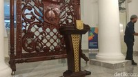 Mimbar tersebut terletak di tengah-tengah pilar tempat biasa Anies-Sandiaga diwawancarai wartawan. Mimbar tersebut berwarna coklat setinggi 1,5 m.