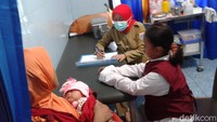 Imunisasi difteri ini berlangsung di Puskesmas, RS, hingga sekolah. Salah satunya di Puskesmas Rorotan, Jakarta Utara (Foto: Eva Safitri/detikcom)