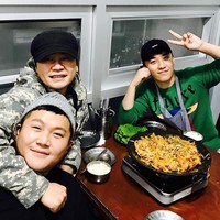 Atasan Gucci lain yang pernah dikenakan Seungri adalah Wool Sweater with Planet Intarsia ini. Sweater seharga $1.380 (Rp 18 jutaan) ini juga digunakan Seungri ketika video call dengan Raline Shah. Foto: Instagram Seungri