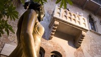 Patung wanita dengan gaun dan lenggok tubuh anggun berdiri di bagian tengah komplek rumah (Verona Tourism)