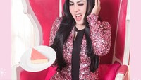 Penyanyi yang dikenal dengan sebutan Princess Syahrini juga mau ikut ambil bagian bisnis kuliner. Lewat brand kue Bandung Princess Cake, kue ini sukses menjadi tren baru oleh-oleh asal Kota Kembang. Foto: Instagram