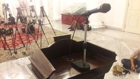 Ada mikrofon di bagian tengah mimbar.