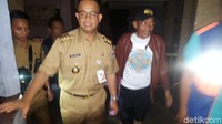 Pantauan detikcom sekitar pukul 21.20 WIB, Senin (11/12/2017) Anies masih berada di Musala Sabili. Setelah itu dia menyusuri jalan di Jatipadang yang masih tergenang banjir.