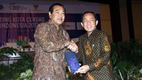 Direktur Utama Bank BRI Suprajarto bertukar cinderamata dengan Rektor ITB Prof. Dr. Ir. Kadarsah Suryadi, DEA. Foto: dok. BRI
