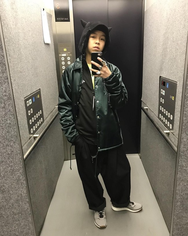 Pemilik akun Instagram @_____226_____ ini memang terlihat menarik dengan gaya busananya yang unik dan pose bak model. Foto: Instagram