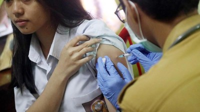 Foto: Cus! Para Remaja di DKI Juga Disuntik Imunisasi Difteri