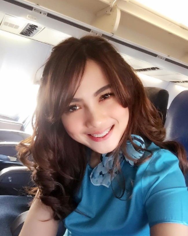 Verdiana Vera, pramugari cantik dari maskapai NAM Air yang memiliki wajah seperti keturunan blasteran. Foto: Instagram