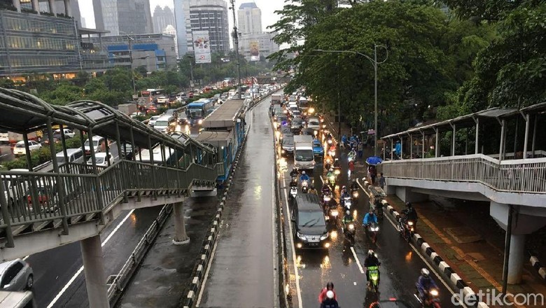 Situasi berkendara dikala Hujan Foto: Indra Komara/detikcom