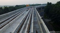 Sedangkan untuk rel kereta sendiri, pengerjaan telah mencapai 50% dari total keseluruhan sekitar 47 KM.