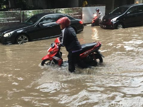  Genangan di Jl Kuningan Timur arah Pancoran dekat Balai Kartini, Senin (11/12/2017)