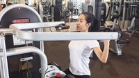 Latihan beban untuk membentuk tubuh ideal. Bisa jadi ini salah satu rahasia tubuh ramping Cita. Foto: Instagram/cita_citata