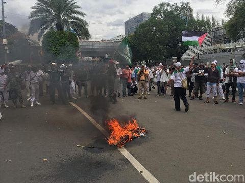 Massa juga sempat membakar ban