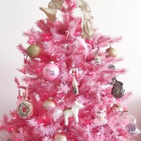 Bosan dengan hiasan pohon Natal yang itu-itu saja? Hiasan berbentuk donat seperti di pohon Natal ini bisa jadi opsi. (Foto: Instagram)