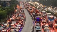Foto ini dijepret pada pukul 16.50 WIB. Kemacetan terjadi di jalan tol maupun jalan arteri (Foto: Indra Komara/detikcom)