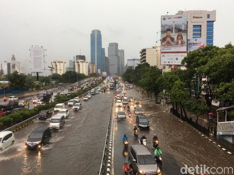 Ada Genangan Air di Jl Gatot Subroto arah Cawang, Lalin Macet