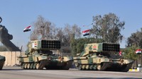 Kendaraan militer peluncur roket juga ikut serta dalam parde militer. Parade digelar di Green Zone, Baghdad. Foto: REUTERS/Stringer