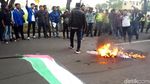 Massa PMII Bakar Ban di Depan Kantor Konjen AS