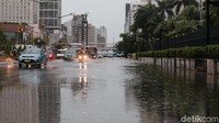 Pengendara melintasi banjir setinggai 0 hingga 40cm di kawasan Bundaran HI, Jakarta.