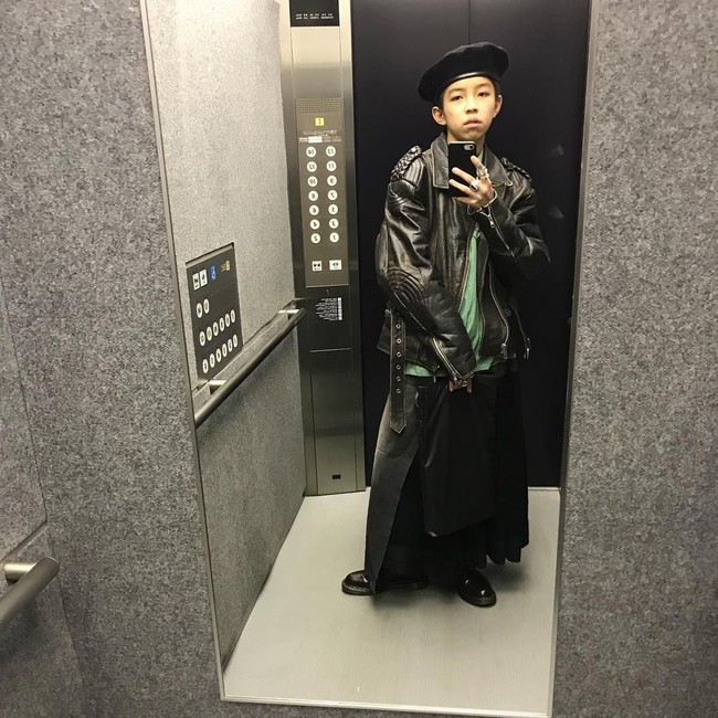 Yoshi sering memakai jaket kulit ataupun coat yang dilengkapi aksesori topi hingga kacamata. Foto: Instagram