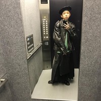 Yoshi sering memakai jaket kulit ataupun coat yang dilengkapi aksesori topi hingga kacamata. Foto: Instagram