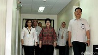 Dia menjenguk pasien yang dicurigai terkena penyakit difteri yang kini kembali sedang mewabah di beberapa daerah di Jakarta, Banten dan Jawa Barat.