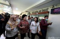 Menkes Nila Moeloek Sambangi RSPI Sulianti Soeroso melihat pasien diduga difteri