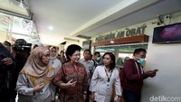 Nila lalu berjalan lagi ke Ruang Isolasi Mawar I melihat pasien yang diduga terdampak difteri.
