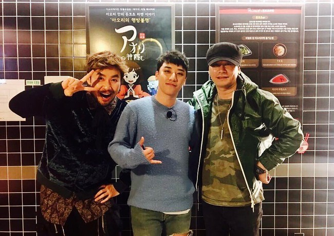 Sweater menjadi atasan andalan pria asal Gwangju, Korea Selatan tersebut untuk dipadankan dengan jeans. Kali ini ia memakai Peele Sweater keluaran Acnes Studio seharga $480 (Rp 8,7 jutaan). Foto: Instagram Seungri