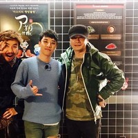 Sweater menjadi atasan andalan pria asal Gwangju, Korea Selatan tersebut untuk dipadankan dengan jeans. Kali ini ia memakai Peele Sweater keluaran Acnes Studio seharga $480 (Rp 8,7 jutaan). Foto: Instagram Seungri