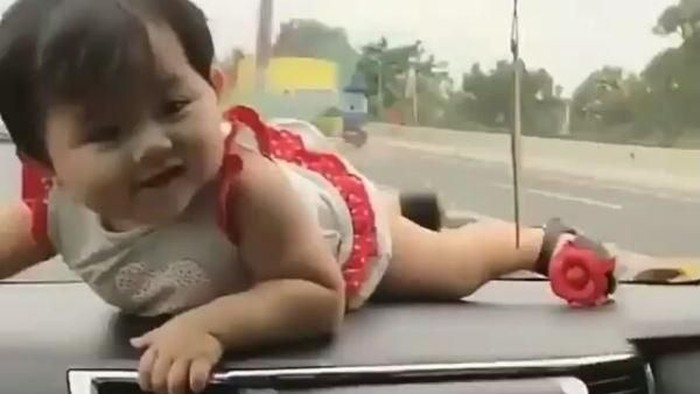 Balita Ditaruh di Dasbor Mobil, Anak kecil Bukan Barang Mainan!