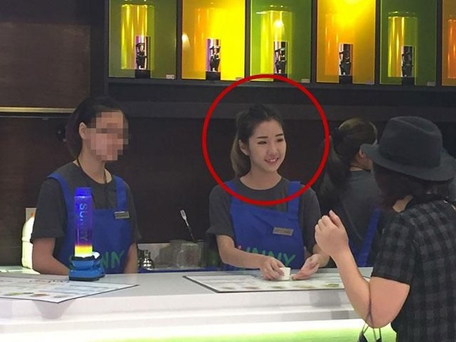 Hazel Chen adalah seorang pekerja cafe di Sunny Cha, Kuala Lumpur Malaysia. Ia menarik perhatian seorang pelanggan yang merasa kagum oleh kecantikannya. Setelah pelanggan tersebut mengunggah foto dirinya ke Facebook, Hazel jadi viral. Foto: Facebook