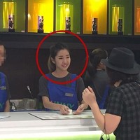 Hazel Chen adalah seorang pekerja cafe di Sunny Cha, Kuala Lumpur Malaysia. Ia menarik perhatian seorang pelanggan yang merasa kagum oleh kecantikannya. Setelah pelanggan tersebut mengunggah foto dirinya ke Facebook, Hazel jadi viral. Foto: Facebook