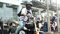 Ariel, seperti foto di akun Instagram Gading Marten, sedang menunggangi moge asal Jerman. Dok Instagram.