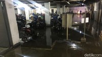 Lokasi parkir yang ada di bawah bioskop tampak juga tergenang (Foto: Indra Komara/detikcom)