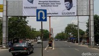 Sejak bulan Oktober 2017, ada baliho La Nyalla bersama Ketum Gerindra Prabowo Subianto. Padahal, saat itu Gerindra belum memutuskan cagub Jatim. La Nyalla mengatakan saat itu sudah mendapat izin dari Prabowo untuk memasang fotonya (Foto: dok. detikcom)