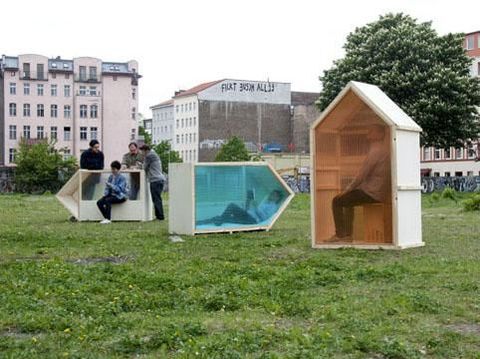 Sumpah! Ini Rumah Terkecil di Dunia Pernah membayangkan rumah super mini yang bisa dihuni manusia? Anda bisa menemukannya di Berlin. Arsitek asal Berlin, Van Bo Le-Mentzel dan pemdiri Hartz IV Mobel telah menciptakan
