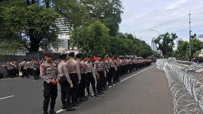 Penampakan Water Cannon dan Kawat Berduri di Kedubes AS