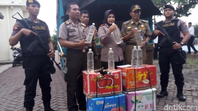 Polisi Karanganyar Hadang Truk Bermuatan 2.808 Liter Miras Polisi Karanganyar Hadang Truk Bermuatan 2.808 Liter Miras