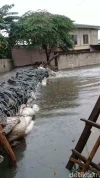 Tanggul Kali Pulo di Jatipadang jebol