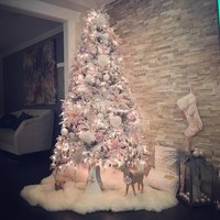 Kalau menurut Anda kapas sudah ketinggalan zaman untuk memberi efek salju, ganti dengan karpet bulu berwarna putih sehingga terkesan lebih stylish. Tambah hiasan berbentuk rusa berukuran asli untuk memberi efek dramatis. (Foto: Instagram)