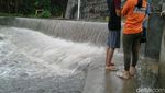Perjuangan Pasukan Oranye Tahan Tanggul Jebol di Jatipadang