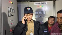 Anies kemudian menelepon instansi terkait karena laporan petugas pompa yang tak direspons. Anies menegaskan siapa pun akan ditegur bila tak merespons laporan. Sebab, dia sudah meminta dipastikan semua alat berfungsi untuk mengantisipasi banjir.(Foto: Iswahyudi/detikcom)