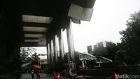 Plafon lobi gedung Merah-Putih KPK di Jalan Kuningan Persada jebol saat hujan deras melanda Jakarta sore tadi.