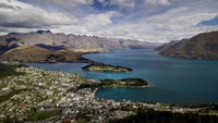 Lain dari pada yang lain, liburan natal dan akhir tahun di Queensland adalah pilihan yang tepat. Berkunjung dan berpose di belakang Danau Wakatipu dan pegunungannya yang cantik, rasanya tak ada yang bisa menolak (MARTY MELVILLE/AFP)