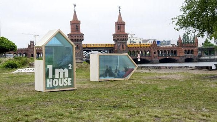 Pernah membayangkan rumah super mini yang bisa dihuni manusia? Anda bisa menemukannya di Berlin. Arsitek asal Berlin, Van Bo Le-Mentzel dan pemdiri Hartz IV Mobel telah menciptakan 