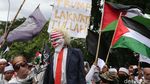 Detik-detik Boneka Trump Dibakar di Depan Kedubes AS