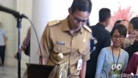 Sandiaga sendiri terkejut saat melihat mimbar itu. Dia mengaku pernah memerintahkan pihak Biro Umum Setda Pemprov DKI Jakarta untuk menyediakan meja untuk wartawan meletakkan mic atau alat perekam.