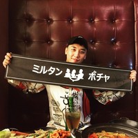 Pria yang belum lama ini merayakan pesta pra-ulang tahun di Filipina tersebut cukup menggemari brand Versace. Dalam sebuah acara, ia terlihat menggunakan Bauhaus Print Silk Shirt seharga $1.225 (Rp 16 jutaan) berikut. Foto: Instagram Seungri